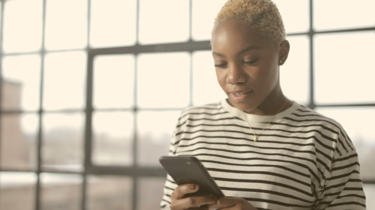 Une femme sur son téléphone