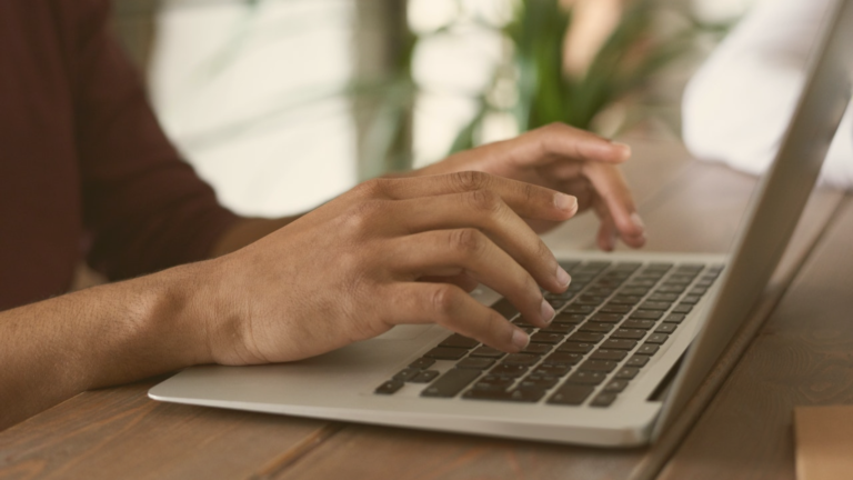 Un individu entrain de saisir sur un clavier