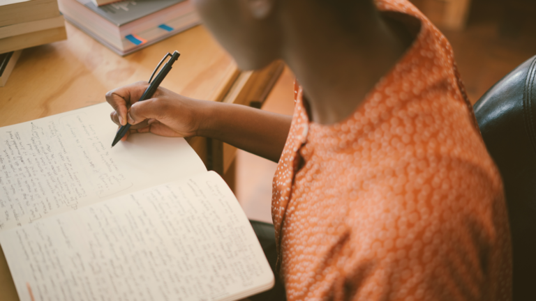 Personne pratiquant l'écriture libre